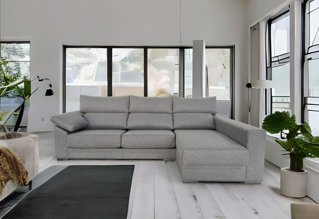 Cojines decorativos de color gris y turquesa en el sofá de una acogedora  sala de estar