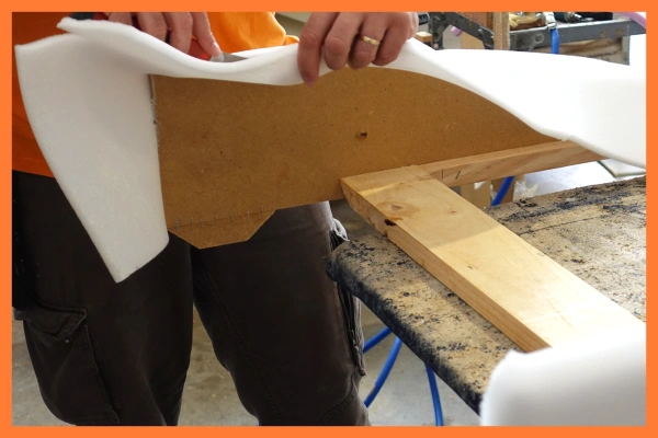 Espuma que cubre la estructura del sofá