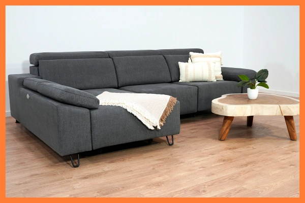sofa de pata alta en suelo calefactable